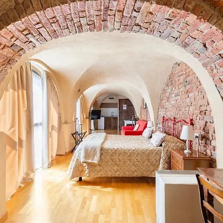 Hotel Relais Palazzo Paleologi Sec.xiv Lu (Piedmont)