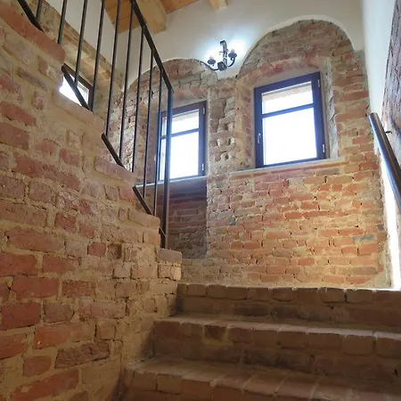 Hotel Relais Palazzo Paleologi Sec.xiv Lu (Piedmont)