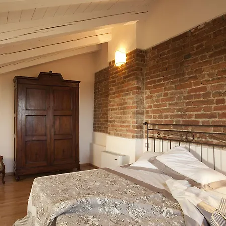 Hotel Relais Palazzo Paleologi Sec.xiv Lu (Piedmont)