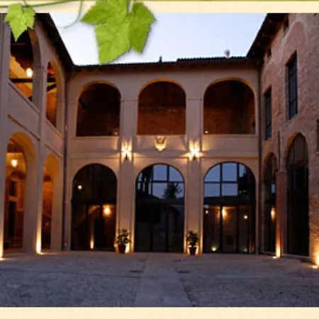 Relais Palazzo Paleologi Sec.xiv Lu (Piedmont)
