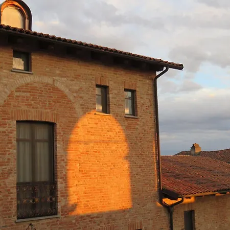Hotel Relais Palazzo Paleologi Sec.xiv Lu (Piedmont)