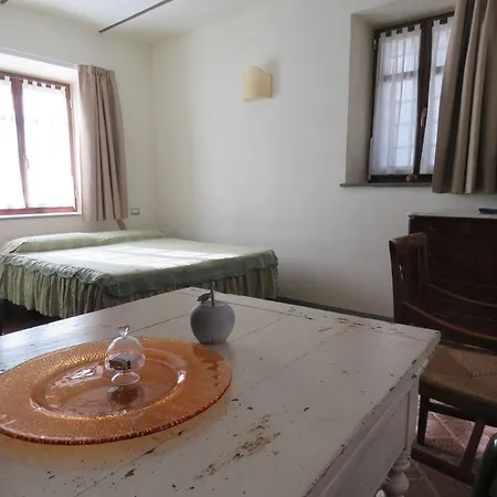 Hotel Relais Palazzo Paleologi Sec.xiv Lu (Piedmont)