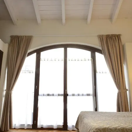 Hotel Relais Palazzo Paleologi Sec.xiv Lu (Piedmont)