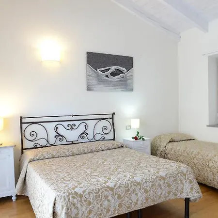 Relais Palazzo Paleologi Sec.xiv Lu (Piedmont)