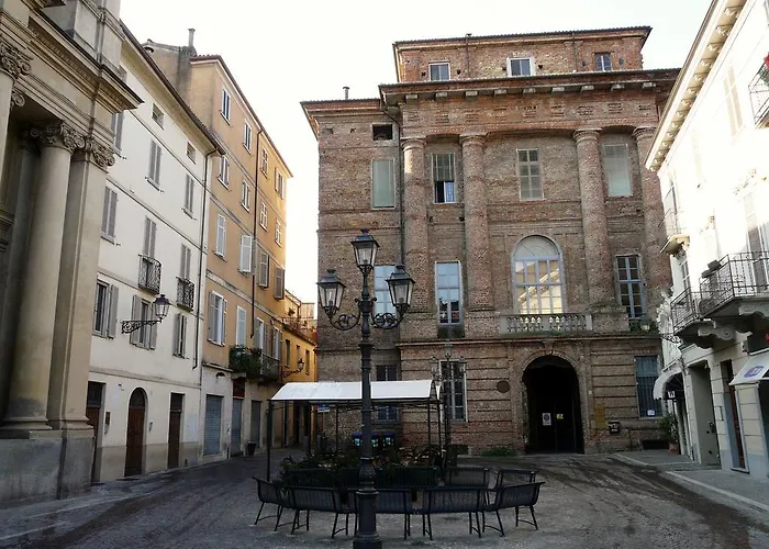 Relais Palazzo Paleologi Sec.xiv Lu (Piedmont)