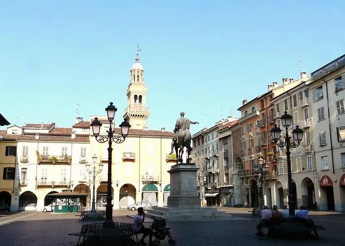 Hotel Relais Palazzo Paleologi Sec.xiv Lu (Piedmont)