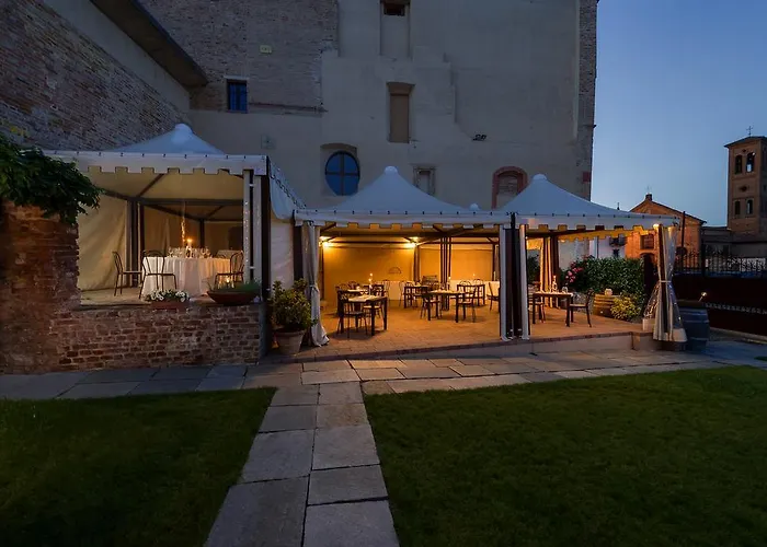 Hotel Relais Palazzo Paleologi Sec.xiv Lu (Piedmont)